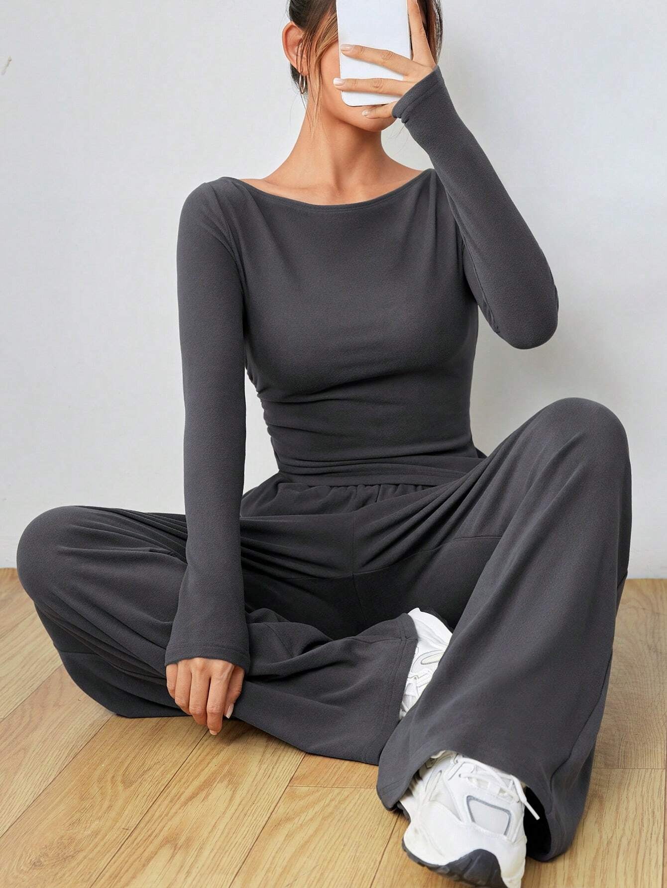 Ensemble Pantalon et Haut à Détail Ruché Moderne