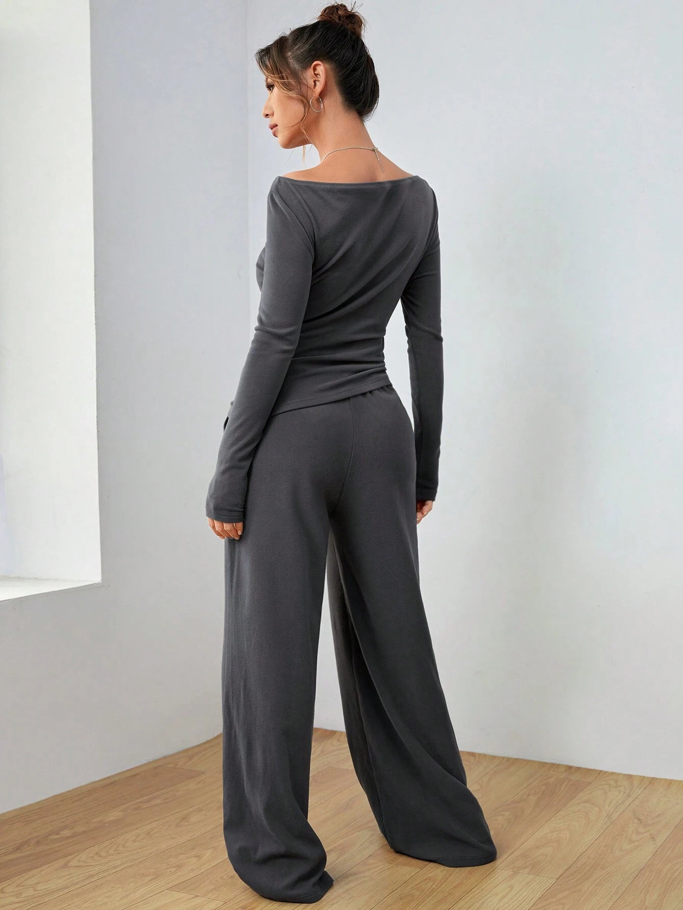 Ensemble Pantalon et Haut à Détail Ruché Moderne